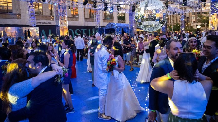 1407950992 NEW YORK, NEW YORK - JULY 10: Couples participate at the (Re)Wedding at Lincoln Center on July 10, 2022 in New York City. Lincoln Center’s Summer for the City Celebrate Love: A (Re)Wedding invited a total of 500 newlyweds, people whose wedding’s were canceled or diminished due to the COVID-19 pandemic, and people who want to recommit their love to one another. (Photo by Alexi Rosenfeld/Getty Images)