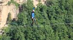 Cuma buat yang Bernyali! Intip Ketangkasan Warga China Berjalan di Atas Tali