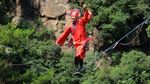 Cuma buat yang Bernyali! Intip Ketangkasan Warga China Berjalan di Atas Tali