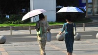 Payung menjadi salah satu andalan untuk berteduh sembari berjalan. Kemungkinan peringatan siaga merah imbas temperatur tinggi yang kini menerjang kawasan Shanghai.