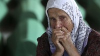 Pada bulan Juli 1995, sedikitnya 8.000 laki-laki Bosnia dipisahkan oleh tentara Serbia dari istri, anak, ibu dan saudara perempuan mereka. Kemudian dikejar melalui hutan di sekitar Srebrenica dan dibantai oleh pasukan tersebut.