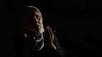 Tentara Serbia-Bosnia membuang mayat para korban di banyak kuburan massal yang tersebar di sekitar kota timur dalam upaya menyembunyikan bukti kejahatan. Korban yang baru diidentifikasi, dimakamkan kembali setiap tahun pada 11 Juli, peringatan hari pembunuhan dimulai pada 1995, di pemakaman yang luas dan masih berkembang di luar Srebrenica.