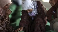 Sejauh ini, lebih dari 6.600 jasad warga Muslim Bosnia telah ditemukan, diidentifikasi dan dikebumikan di pemakaman.