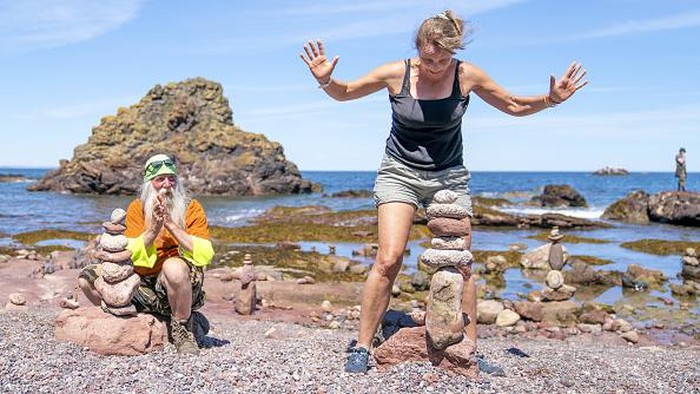 Ada Kejuaraan Susun Batu di Eropa, Unik Banget Competitor Pedro Duran takes part in the 'most stones balanced in 20 minutes' event during the European Stone Stacking Championships 2022 on Eye Cave Beach in Dunbar, East Lothian. The championships are Europe's largest competition for all stone stacking and rock balancing enthusiasts and artists. Picture date: Sunday July 10, 2022. (Photo by Jane Barlow/PA Images via Getty Images)