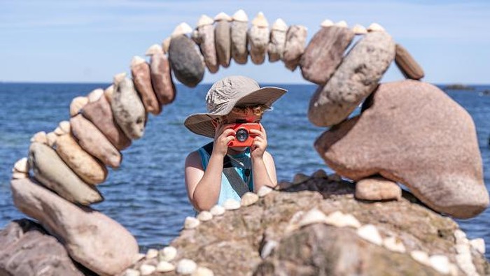 Ada Kejuaraan Susun Batu di Eropa, Unik Banget Competitor Pedro Duran takes part in the 'most stones balanced in 20 minutes' event during the European Stone Stacking Championships 2022 on Eye Cave Beach in Dunbar, East Lothian. The championships are Europe's largest competition for all stone stacking and rock balancing enthusiasts and artists. Picture date: Sunday July 10, 2022. (Photo by Jane Barlow/PA Images via Getty Images)