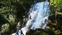 Tim penyelamat atau SAR di China menggelar latihan evakuasi darurat di air terjun.