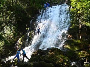 Aksi Menantang Tim SAR China Saat Berlatih Evakuasi di Air Terjun
