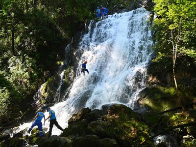 Aksi Menantang Tim SAR China Saat Berlatih Evakuasi di Air Terjun