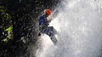 Relawan Tim Penyelamat Langit Biru mengambil bagian dalam latihan evakuasi di air terjun di Yichun, Jiangxi, China, Sabtu (9/7/2022).