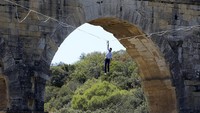 Nathan sudah beberapa kali melakukan aksinya di tempat-tempat terkenal di dunia, salah satunya Menara Eiffel. Kini ia melakukan aksinya lagi di Pont du Gard.