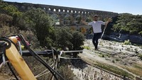 Pont du Gard merupakan sebuah jembatan saluran air Romawi yang masuk dalam daftar Situs Warisan Dunia UNESCO.
