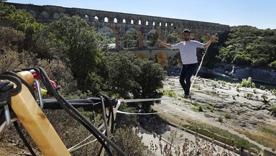 Aksi Berani Pria Prancis, Meniti Seutas Tali di Ketinggian
