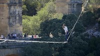 Nathan Paulin berjalan di jalur slackline di Pont du Gard, Prancis selatan, Sabtu (9/7/2022) waktu setempat.