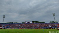 Aremania di tribun Stadion Kanjuruhan/Foto: M Bagus Ibrahim/detikJatim