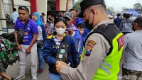 Pemeriksaan tiket di Stadion Kanjuruhan/Foto: M Bagus Ibrahim/detikJatim