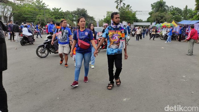 Arema FC melawan PSIS Semarang di leg kedua semifinal Piala Presiden 2022, Senin (11/7/2022). Arema tampil di tengah riuh dukungan Aremania.
