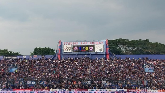 Leg kedua semifinal Piala Presiden 2022 antara Arema FC melawan PSIS Semarang dimulai. Sejak awal pertandingan masing-masing tim menunjukkan agresifitas dengan saling serang.