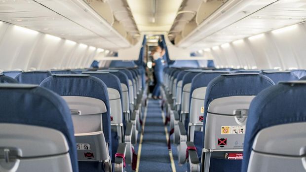 Aturan naik pesawat Juli 2022 telah resmi dirilis pemerintah. Aturan baru yang berlaku mewajibkan calon penumpang untuk melakukan vaksinasi booster.