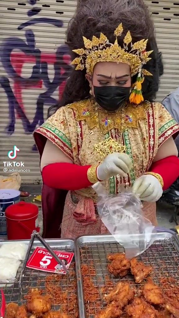 Penjual Ayam Goreng Nyentrik Ini Jadi Pusat Perhatian Turis