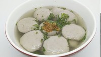 Warga Denpasar, Bali juga bisa makan bakso gepeng khas Pontianak. Namanya Bakso Gepeng Selera Ponti. Bakso ini menghadirkan rasa yang masih otentik. Selain bakso, ada juga menu ala restoran china lainnya seperti yamie, kwetiau, dan fuyunghai. Untuk seporsi bakso lengkap dengan kwetiau, dibanderol dengan harga Rp. 36 ribu. Foto : @seleraponti
