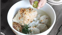 Bagi kamu yang ingin makan bakso versi sehat, bisa mencicipinya di Bakso Gepeng Mantul, Tangerang. Meskipun tidak pakai MSG, tetapi bakso ini tetap enak. Bakso juga dibuat homemade setiap harinya. Ada beberapa pilihan menu, seperti bakso telur asin dan mie ayam. Mereka juga menyediakan bakso frozen. Harga satu porsinya dibanderol mulai dari Rp 20 ribuan. Foto : @baksogepengmantul
