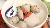 Bakso gepeng Pontisari yang terletak di Serpong, Tangerang, menawarkan bakso gepeng berkuah gurih dengan rasa bawang putih cukup medok. Jika makan di tempat ini, kamu akan disediakan jeruk pontianak yang bikin rasa kuah lebih segar. Bakso juga bisa dilengkapi dengan pilihan mie seperti bihun atau kwetiau. Harga yang ditawarkan mulai dari Rp 24 ribu hingga Rp 27 ribu. Foto: @baksogepengpontisari