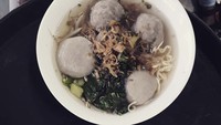 Bakso gepeng hits ini jadi langganan para artis. Terletak di daerah tebet, bakso inipun dinamakan Bakso Gepeng Tebet. Meskipun ini khas Pemalang, namun rasanya tak kalah enak dengan bakso gepeng Pontianak. Ada beberapa menu yang ditawarkan, yang paling populer adalah bakso gepeng bertekstur renyah garing. Seporsinya dihargai mulai dari Rp 21.000. Foto : @baksogepengtebet