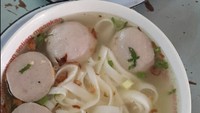 Bakso gepeng menjadi ciri khas bakso sapi Pontianak. Tentu saja bakso ini bisa ditemukan di kota Pontianak. Salah satu bakso gepeng terpopuler yaitu Bakso Gepeng PSP yang rasa dagingnya kuat. Bakso gepeng bisa dilengkapi mie kuning atau mie putih. Satu mangkuk dihargai Rp 25 ribu. Foto : tripadvisor.com/Sandersonthe