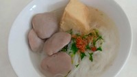 Akhiang Bakso Tahu Pontianak menawarkan bakso dengan kuah bening yang gurih segar. Per porsinya sudah lengkap dengan kwetiaw dan tahu isi. Tempat bakso gepeng ini bisa ditemukan di ruko yang terletak di Grogol, Jakarta Barat. Kamu bisa mendapatkan satu porsi bakso gepeng mulai dari Rp 37 ribu. Foto : restaurantguru.com 