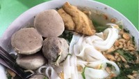 Tak kalah populer, ada juga Bakso Andayani yang terletak di Sungai Bangkong, Kota Pontianak. Bakso gepeng ini selalu ramai pembeli karena rasanya yang khas dengan tekstur bakso yang renyah. Di tempat bakso ini kamu juga bisa mencicipi beberapa menu lain seperti mie tiaw hingga nasi goreng. Semangkuk bakso harganya Rp 20 ribu hingga Rp 30 ribu. Foto : @makandiponti