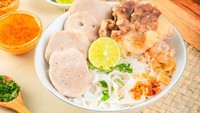 Ada lagi bakso gepeng yang bisa ditemukan di kawasan Kebon Jeruk, Jakarta Barat yaitu Bakso Koko Gepeng. Kuah bakso di tempat ini begitu gurih, sehingga tidak perlu ditambah bumbu lain. Untuk menu lainnya, tersedia bakso crazy rich yang isinya paling lengkap. Kamu bisa makan langsung, atau pesan lewat ojek online, Satu porsi bakso disini dihargai mulai dari Rp 23 ribu hingga Rp 40 ribuan. Foto : Bakso Koko Gepeng 