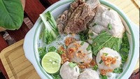 Terletak di Pondok Bambu, Bakso gepeng Bunda menawarkan bakso garing dengan kuah minyak bawang putih yang gurih dan wangi. Bakso gepeng ini juga tak kalah populer di kalangan artis. Menu yang ditawarkan mulai dari bakso gepeng, bakso gepeng dengan tulang muda, dan bakso campur, Satu porsinya dijual Rp. 30.000 hingga Rp 40.000. Foto : @baksogepengbundaFoto: Instagram