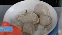 Bakso Gepeng Sopeng yang terletak di Gading Serpong menawarkan bakso gepeng gerobakan yang enak. Mereka menyediakan bakso gepeng dengan campuran bakso urat dan beberapa pilihan mie seperti bihun, mie kuning, atau kwetiau. Harganya pun cukup ekonomis, satu porsi bakso gepeng lengkap dihargai Rp 18 ribu saja. Foto : YouTube / Anak Kuliner 