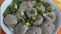 Di Bekasi, ada bakso gepeng yang cukup populer. Namanya Bakso Gepeng Acun yang empuk dan gurih. Uniknya, bakso gepeng ini bisa dipesan menjadi hampers. Selain bakso gepeng, ada juga bakso tahu yang terkenal jumbo dan bakso urat. Satu porsi bakso gepeng sudah lengkap dengan kwetiaw dihargai Rp 20 ribu hingga Rp 40 ribu. Foto : @bakso_gepeng_acun