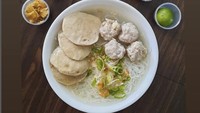Di daerah Mataram, Bogor, ada juga bakso gepeng enak. Namanya Bakso Gepeng 99 Arif yang meracik adonannya dengan daging sapi asli. Disini tersedia bakso gepeng, bakso urat, dan bakso campur. Agar lebih nikmat, mereka juga menyiapkan beberapa bumbu seperti, jeruk kunci, tongcai, bawang putih goreng, bawang merah goreng, dan sambal. Seporsinya dihargai Rp 15 hingga Rp 20 ribu. Foto : @baksogepeng99arif