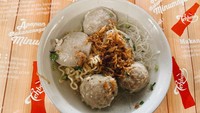 Bakso gepeng banyak ditemukan di daerah Rawamangun, Jakarta Timur. Salah satu penjualnya, Bakso Gepeng Jeko yang berdiri sejak 1978 yang terletak di sebelah Apotek Rini. Selain bakso gepeng, di sini ada bakso urat dan bakso tahu yang dilengkapi tongcai. Harga yang ditawarkan mulai dari Rp 27.000 per porsi. Foto:@spot.kuliner 