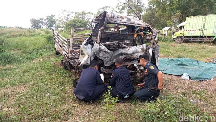 Bangkai Mobil Terbakar di Subang Bangkai Mobil Terbakar di Subang