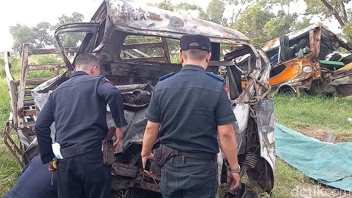 Bangkai Mobil Terbakar di Subang Bangkai Mobil Terbakar di Subang
