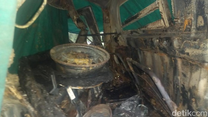 Bangkai Mobil Terbakar di Subang