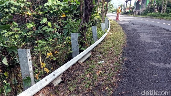 Baut guardrail diduga dicuri