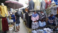 Tampak seorang pengunjung sedang melakukan pembelian di salah satu kios di Pasar Tanah Abang.