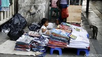 Kios-kios tampak sepi. Tak terlihat adanya penumpukan pengunjung.