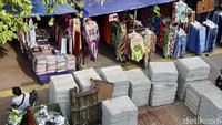 Sebagian pedagang menggelar barang dagangan di pedestrian.