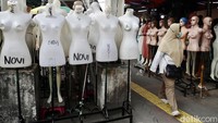 Manekin masih teronggok dan belum ditutup menggunakan baju displai dagangan.