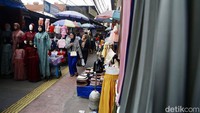 Suasana aktivitas jual beli di kawasan Pasar Tanah Abang, Jakarta Pusat, Senin (11/7/2022).