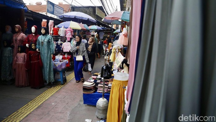 Begini Suasana Pasar Tanah Abang Usai Idul Adha Aktivitas jual beli di kawasan Pasar Tanah Abang, Jakarta Pusat, Senin (11/07/2022), kembali normal usai libur Lebaran Idul Adha 1443 H.