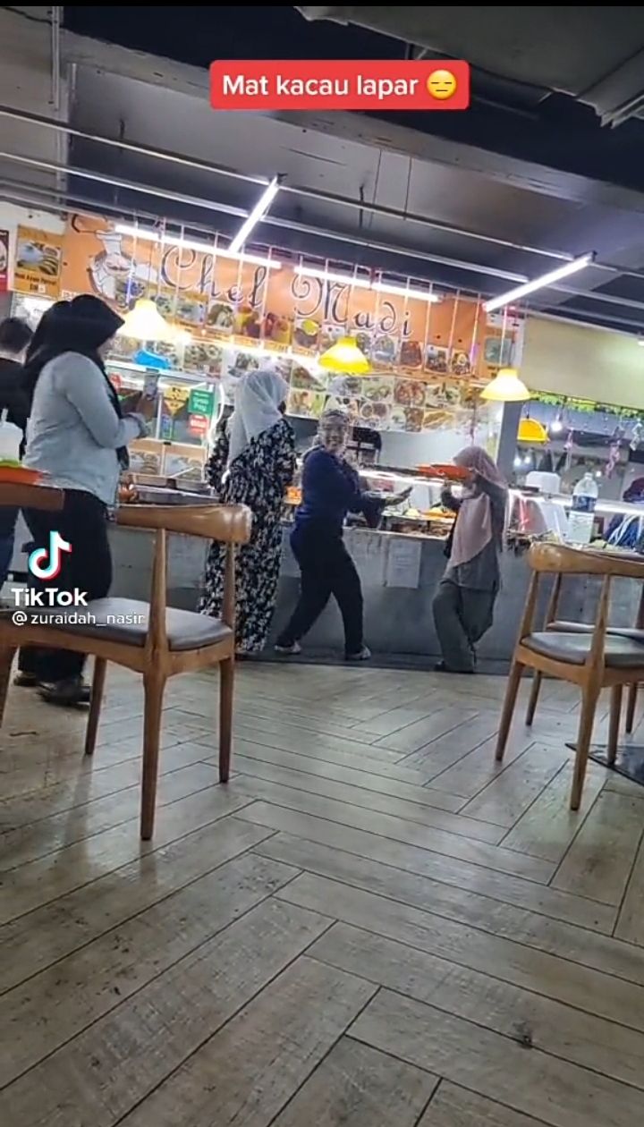 Ambil Makanan dengan Gaya Bela Diri, Wanita Ini Kagetkan Pelanggan Lain