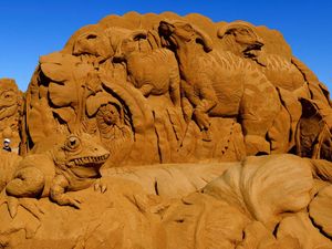 Unik Banget, Patung Pasir Bertema Dinosaurus Mejeng di Belgia