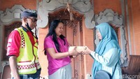 Pasalnya, usai melaksanakan penyembelihan hewan kurban, perwakilan dari umat Muslim melakukan ngejot atau berbagi kepada masyarakat lintas agama yang berada di sekitar kawasan tersebut.