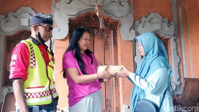 Berbagi Daging Kurban untuk Masyarakat Lintas Agama Pemotongan hewan kurban dilakukan di kantor LDII Bali, Minggu (10/7). Usai pemotongan panitia membagikan daging kurban pada masyarakat lintas agama.